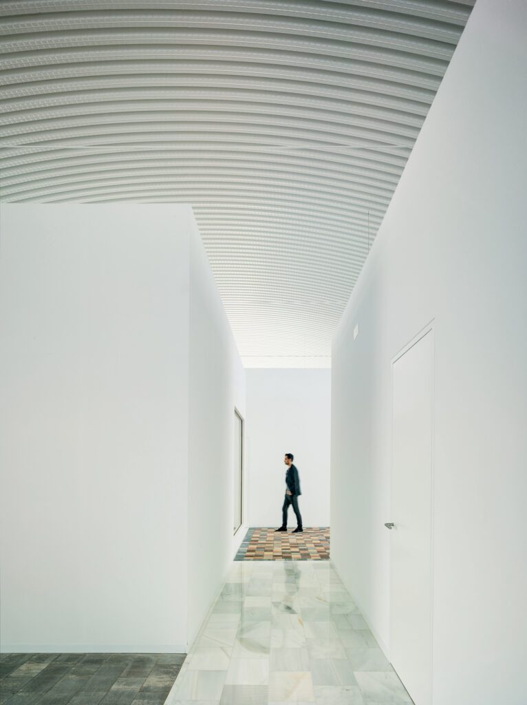 Sistema de cubierta autoportante para un espacio expositivo y administrativo en Murcia - España El sistema de cubierta curvada autoportante otorga una imagen corporativa exclusiva a la sede y zona expositiva de la empresa Prefabricados Montalbán y Rodríguez en Las Torres de Cotillas.