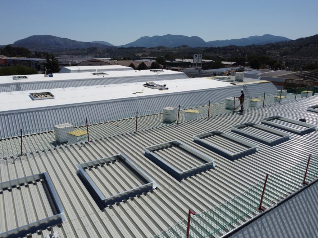 Renovación de cubierta deck para concesionarios en Cocentaina, perfil INCO 100.3