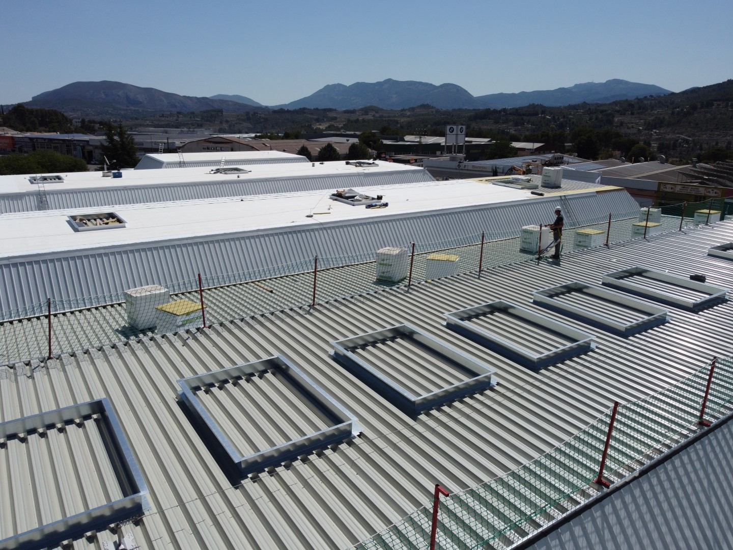 Renovación de cubierta deck para concesionarios en Cocentaina, perfil INCO 100.3