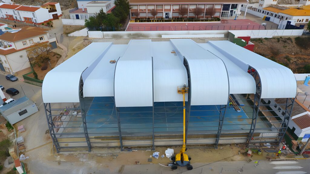 Cubierta curvada INCO 30.5 para el pabellón deportivo en Teba ( Málaga)
