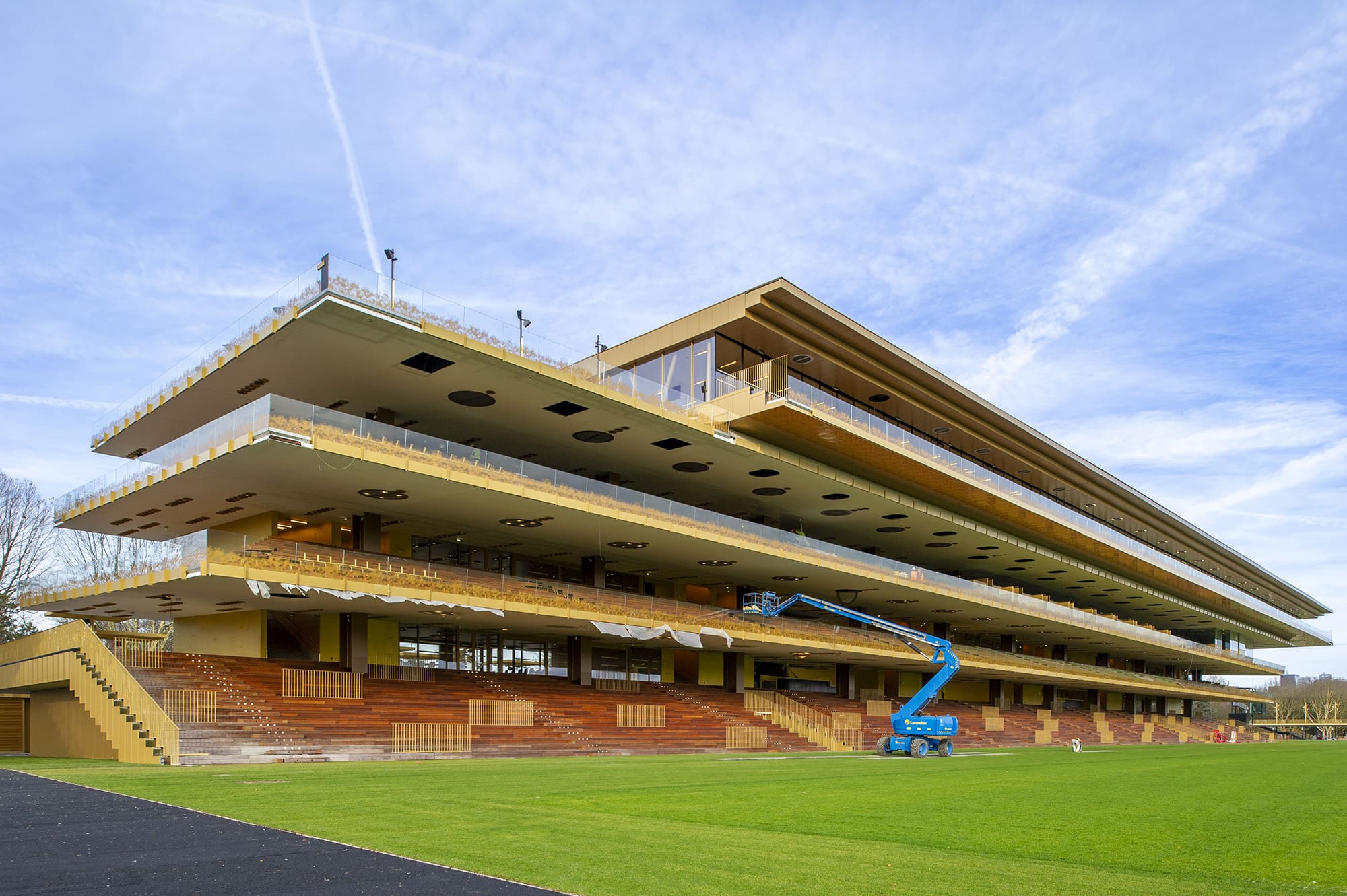 El perfil INCO 70.4 colaborante ha sido empleado para la rehabilitación integral del hipódromo de Longchamp, diseñado por el arquitecto francés Dominique Perrault.