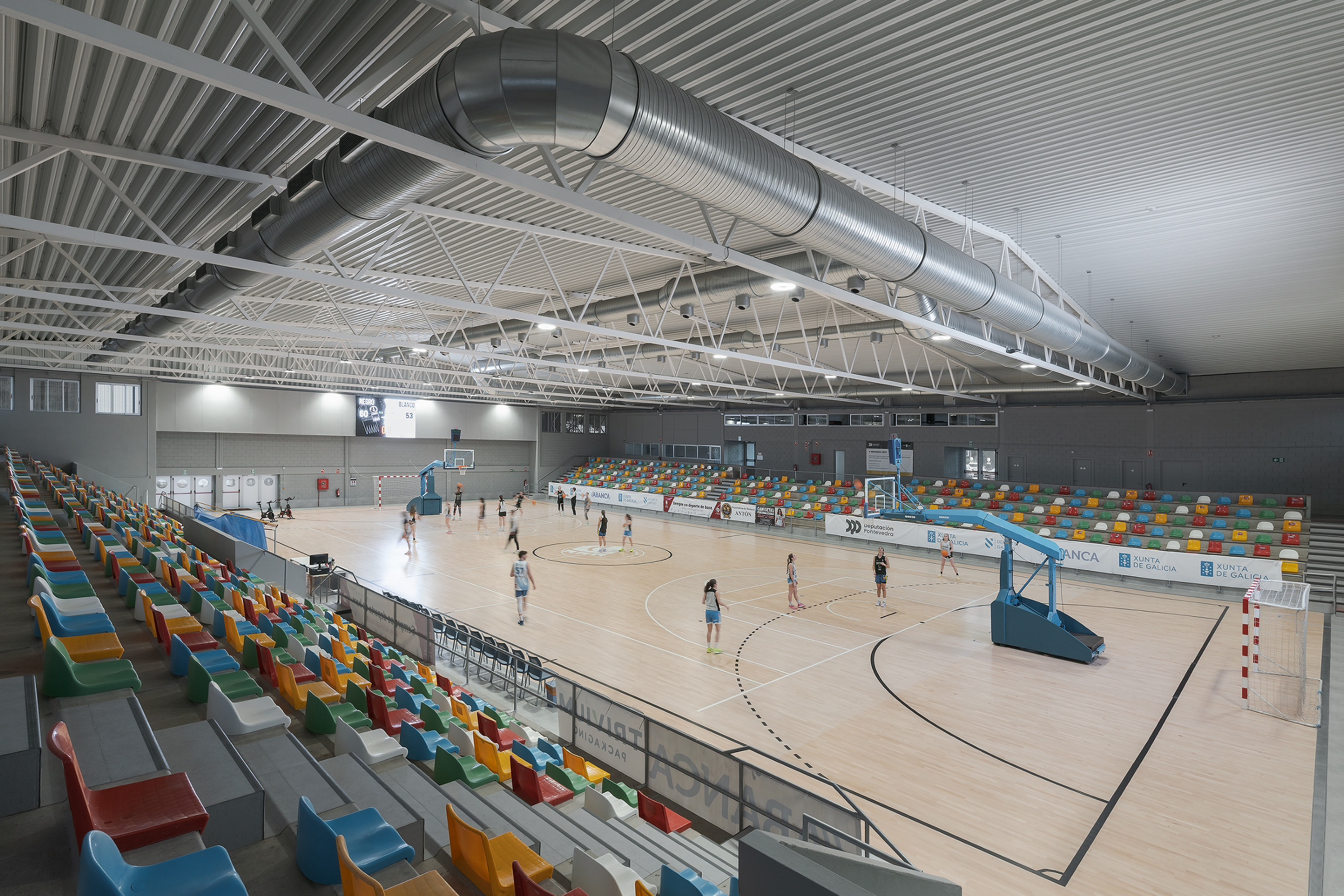 Fachada industrial con perfil INCO 44.6 perforado y cubierta industrial INCO 155.3 rehabilitación integral pabellón deportivo de Fontecarmoa, Vilagarcía de Arousa, Galicia.